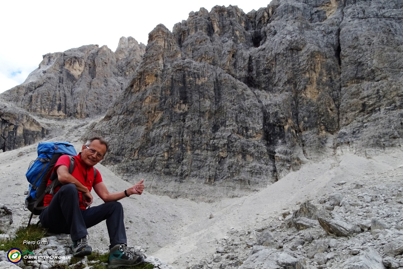 29 Si sale tra estesi ghiaioni e imponenti contraffoti rocciosi.JPG